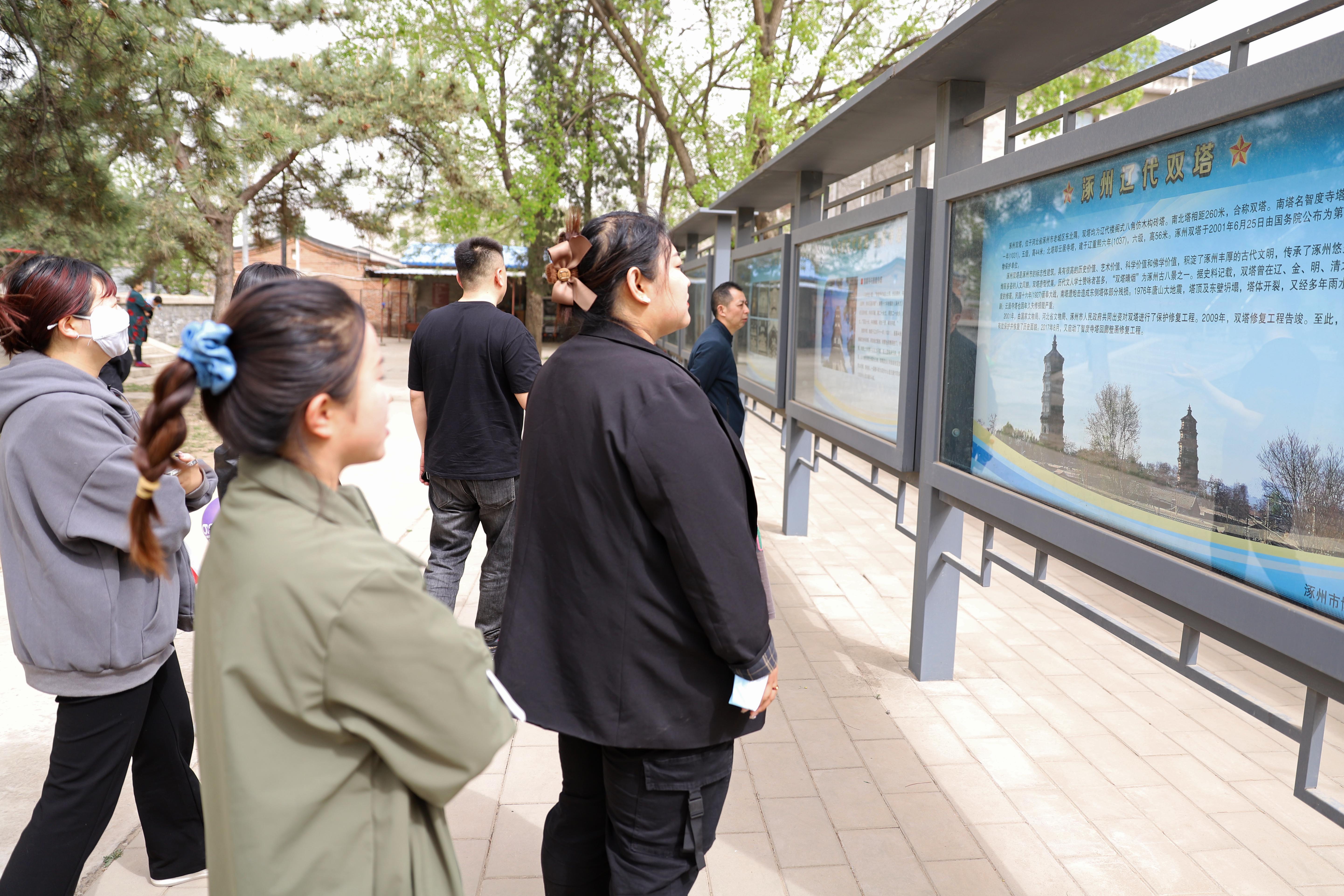图片默认标题_fororder_4月12日，游客在观看辽代双塔的资料介绍。熊华明摄