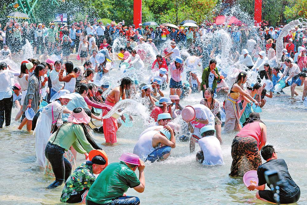 云南欢庆泼水节：泼洒吉祥水 送上新祝福_fororder_b9b3