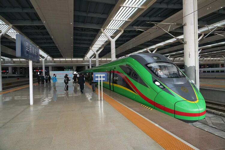 “山东造”动车带你“早上昆明吃米线，傍晚万象喝咖啡”