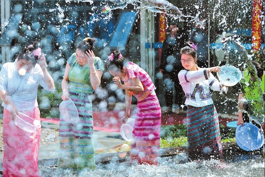 云南欢庆泼水节：泼洒吉祥水 送上新祝福_fororder_e19