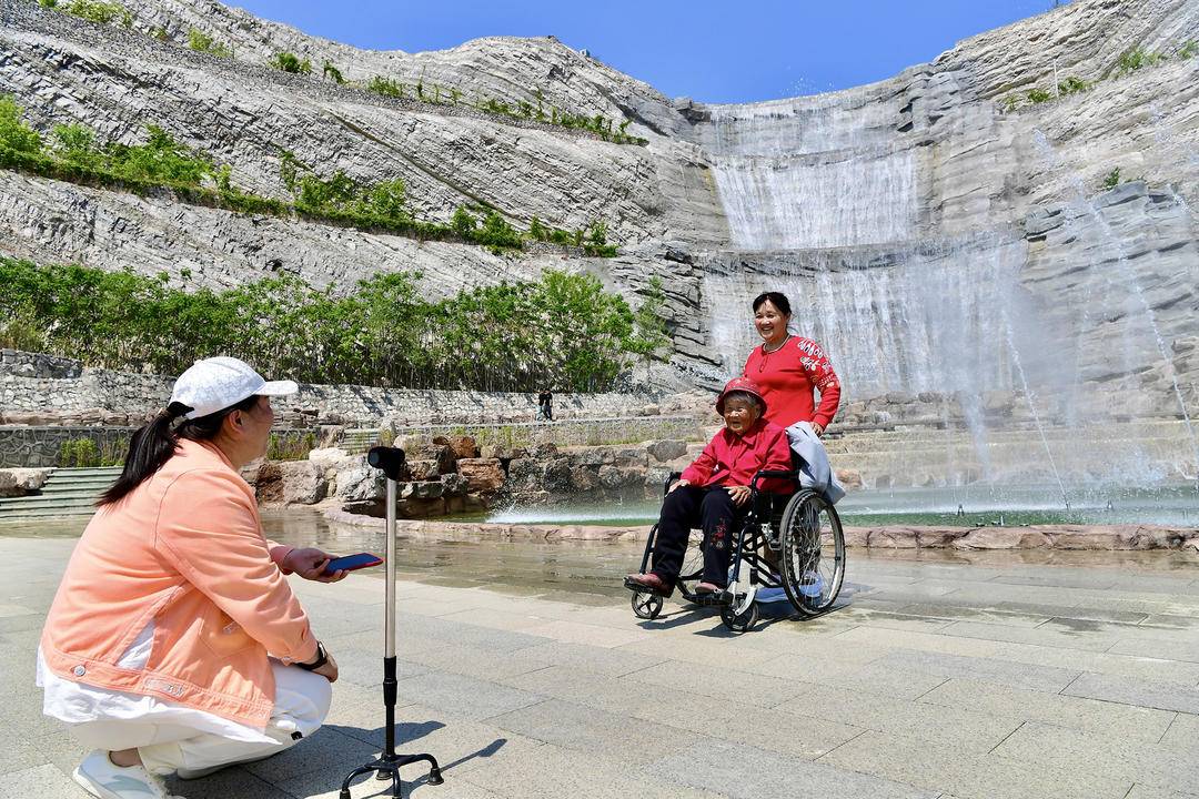 （推中首）北票废弃采石场变为市民“打卡地”