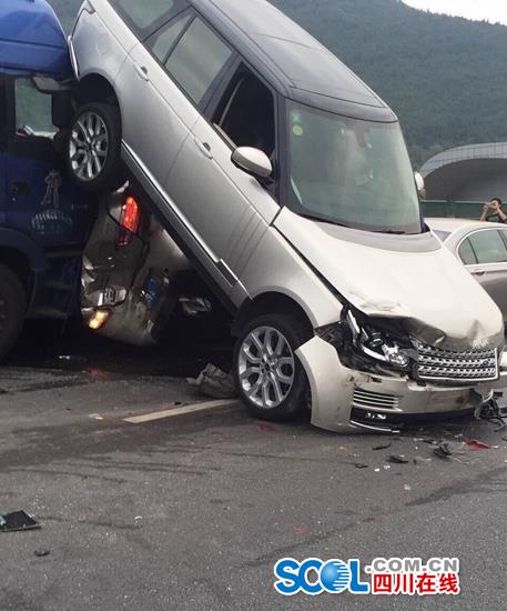 綿廣高速廣元段發生多車相撞事故 現場慘烈