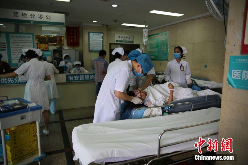 广西大巴车翻出高速路致10死32伤 医院全力抢救