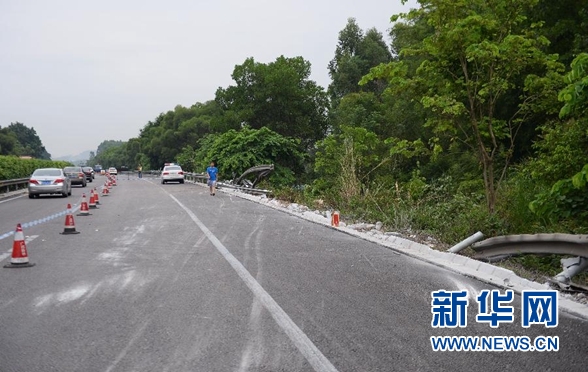广昆高速广西段翻车事故：初步判断事故或与司机身体突发异常有关