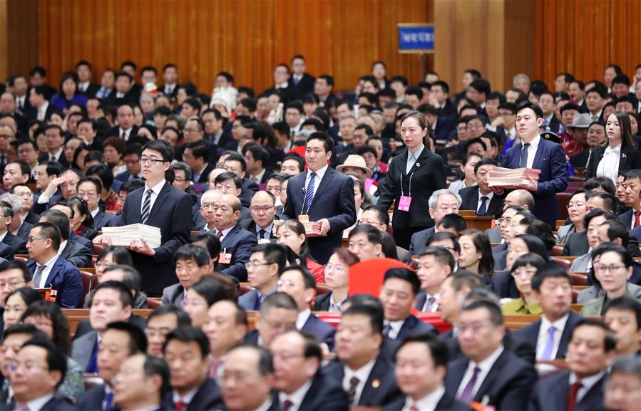 十三届全国人大一次会议举行第五次全体会议