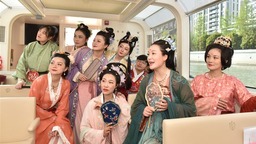 【文化旅游】上海社区“民星”穿着汉服游览苏州河水岸