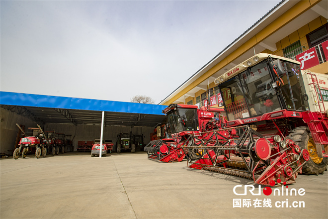 藏粮于地 筑牢粮食安全“压舱石”_fororder_临渭区绿盛现代农机专业合作社内，停放着各类农业机械，可随时保障农业生产。