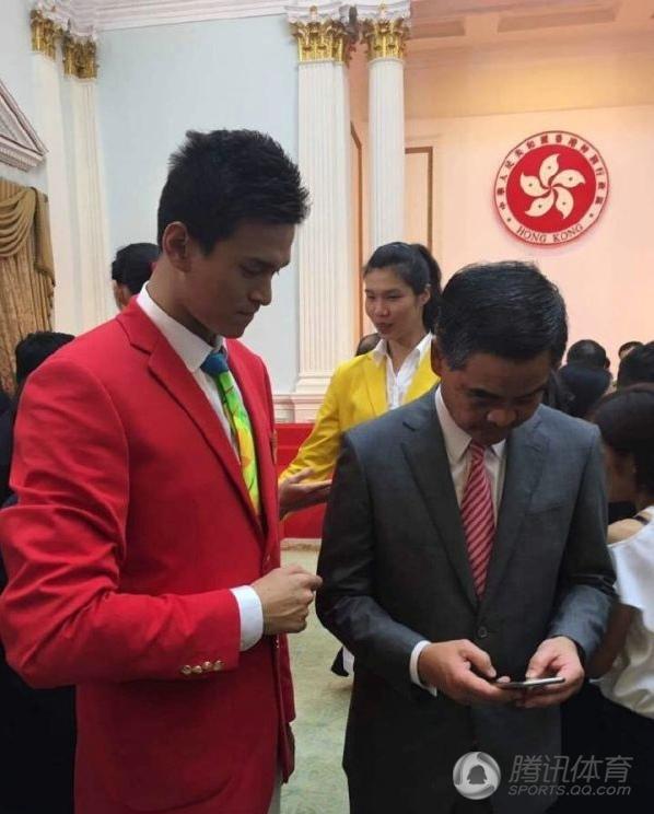 组图：孙杨香港行变合影帝 同框郭晶晶甄子丹