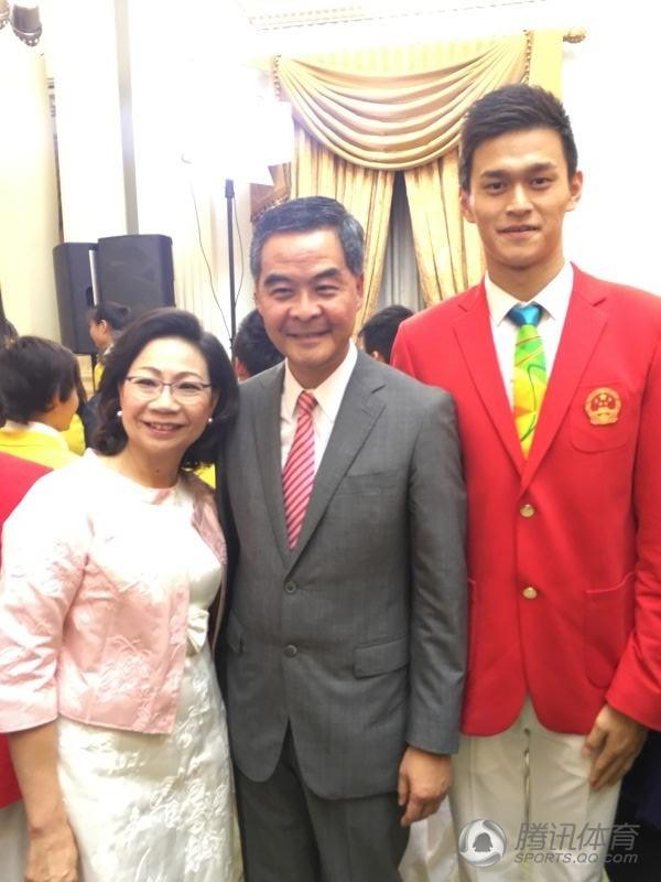 组图：孙杨香港行变合影帝 同框郭晶晶甄子丹