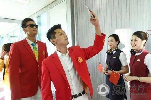 组图：访港奥运明星爱自拍 自拍照中现"王炸"
