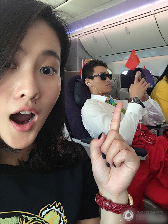 组图：访港奥运明星爱自拍 自拍照中现"王炸"