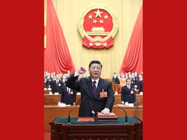 新當選的國家主席、中央軍委主席習近平進行憲法宣誓