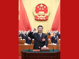 新当选的国家主席、中央军委主席习近平进行宪法宣誓