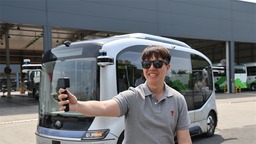 【2023打卡中国】外国网红参访宇通客车 感受先进制造业高质量发展