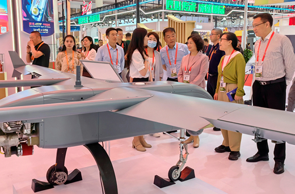 （张）自贡贡井区：新型无人机和龚扇成为第三届消博会四川馆焦点_fororder_新型无人机展台