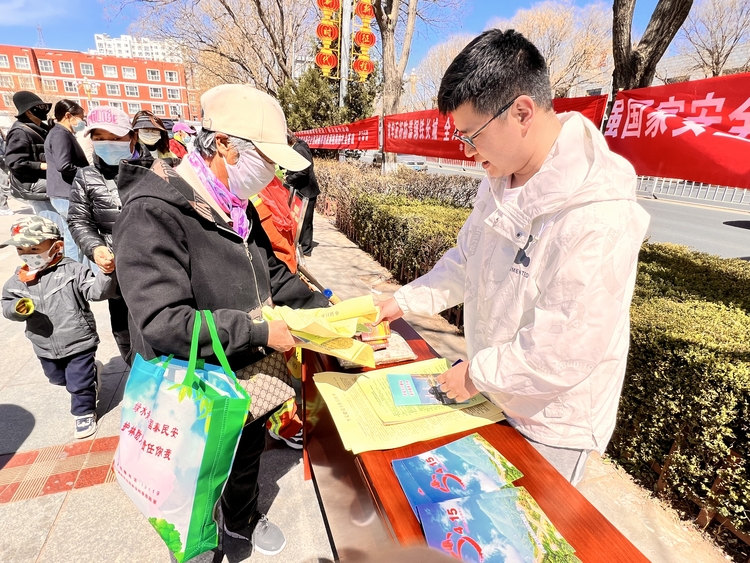 (原創)河北豐寧:開展全民國家安全教育日系列宣傳活動_fororder_圖2 4月15日在豐寧民族文化廣場工作人員向群眾分發宣傳材料 袁帥攝