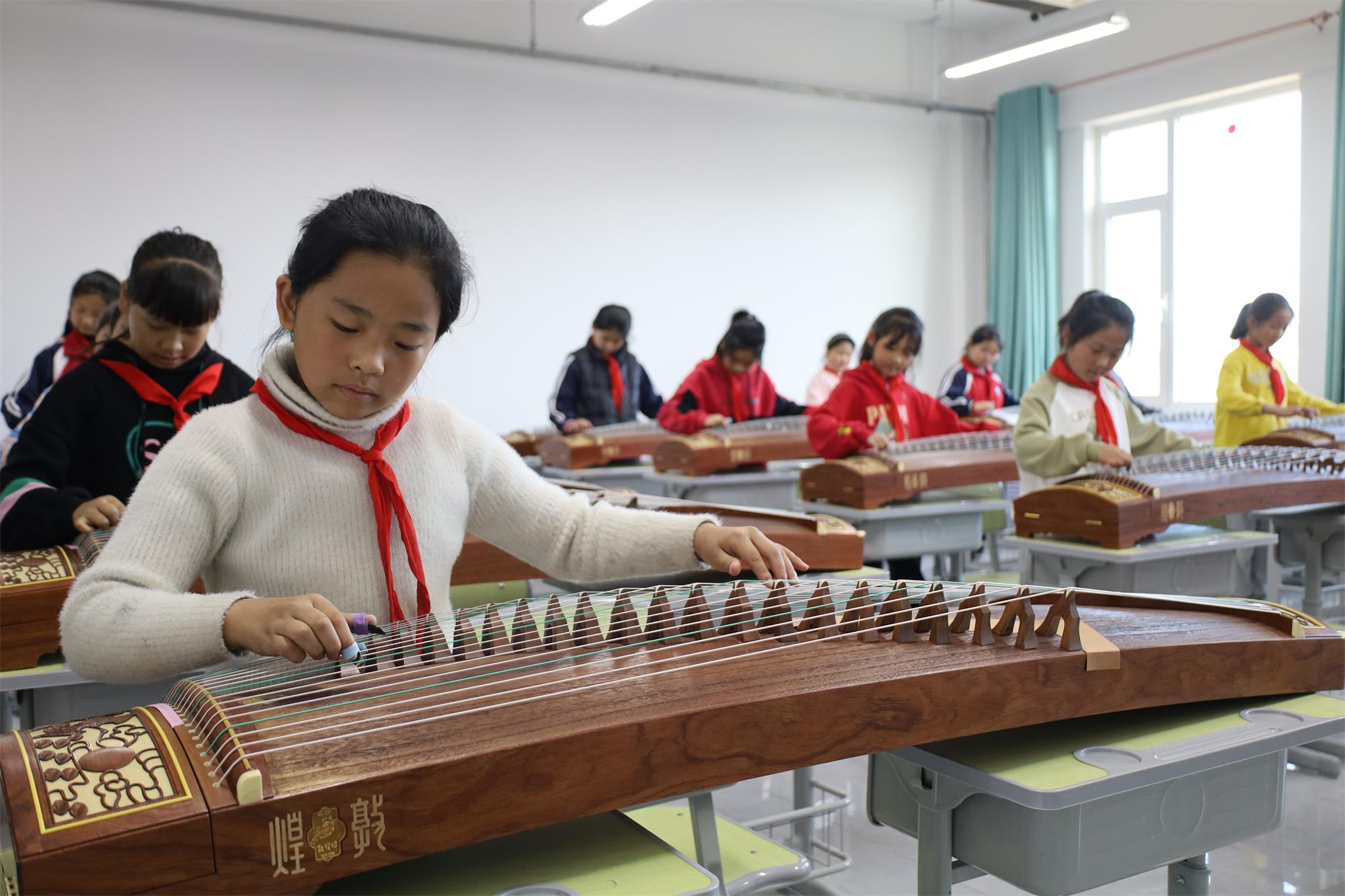 阜平 “马兰花儿”开遍太行山_fororder_西城小学古筝社团练习.JPG