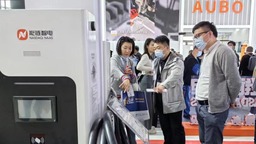 【原创】智能充电机器人亮相上海 可自动寻车、精准充电