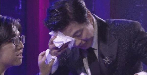 玩笑开得有点大！歌手王蓉把主持人打到头破血流