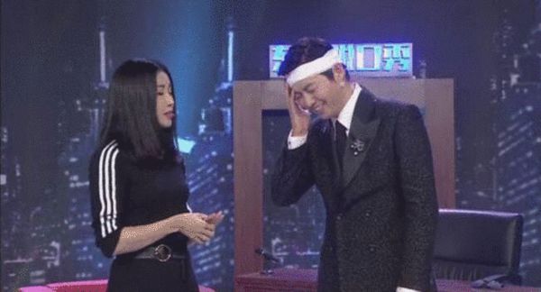 玩笑开得有点大！歌手王蓉把主持人打到头破血流