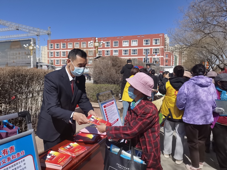 (原創)河北豐寧:開展全民國家安全教育日系列宣傳活動_fororder_圖4 豐寧法院向群眾分發宣傳冊 谷紅玉攝
