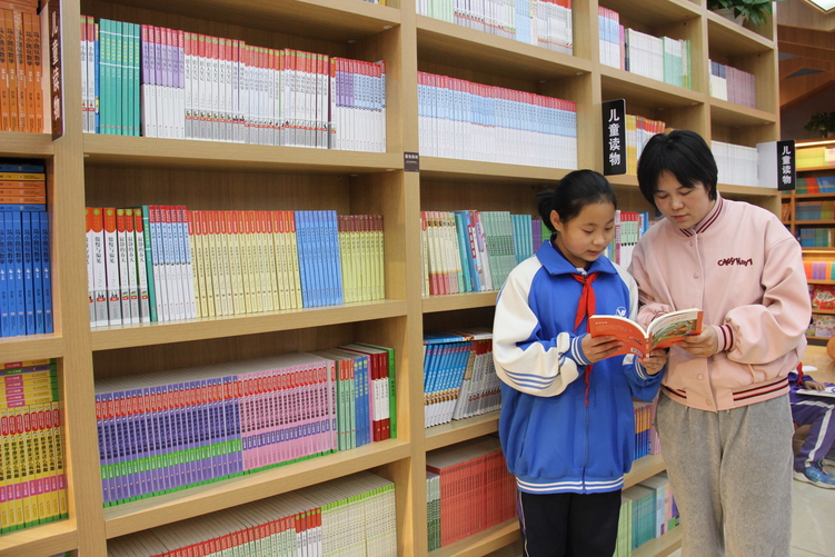 河北豐寧第四小學舉辦“知行向未來,閱讀動起來”閱讀分享會_fororder_圖4 4月15日豐寧第四小學的老師指導學生閱讀方法 程暉攝.JPG