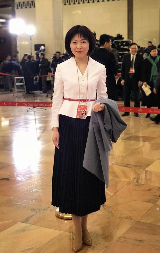 图片说明:全国政协新闻联络员杜萍在人民大会堂委员通道现场.