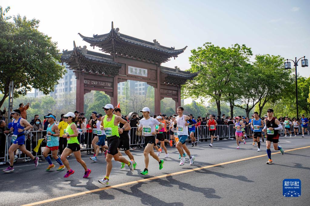 马拉松——2023扬州鉴真半程马拉松开跑
