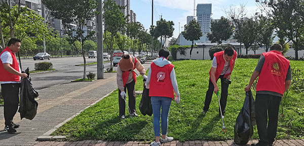 成都温江区天府街道：“啄木鸟”行动持续擦亮城市_fororder_工作人员清理垃圾现场-供图-成都市温江区天府街道