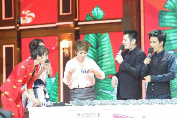 马丽《天天向上》吃到哭 坚持吃素却一秒破功