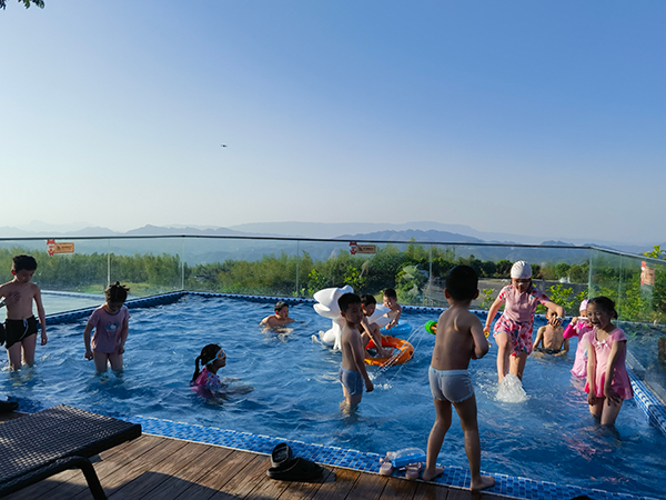 （张）宜宾市兴文县僰王山研学旅行实践营地今日开营_fororder_孩子们开心互动-供图-蜀南文旅集团