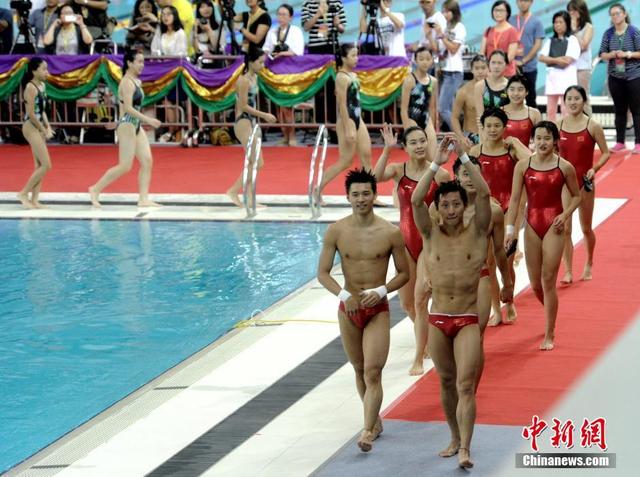 跳水队到港表演 郭晶晶霍启刚甜蜜牵手观看