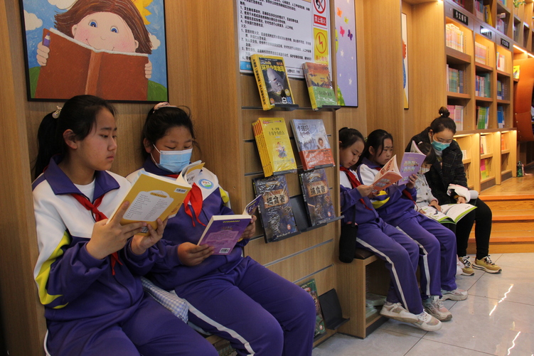河北豐寧第四小學舉辦“知行向未來,閱讀動起來”閱讀分享會_fororder_圖3  4月15日豐寧第四小學的學生在新華書店閱讀區認真閱讀 張志強攝.JPG