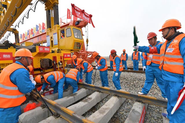 我国在建最长重载铁路蒙华铁路开始全线铺轨