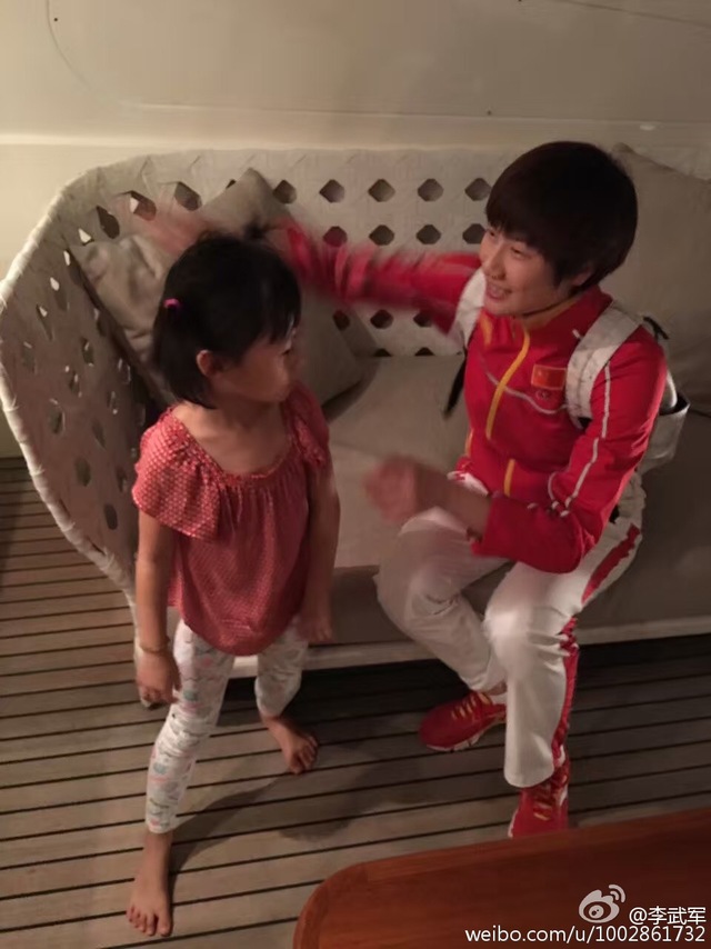 张怡宁母女与国乒聚会 小魔王笑容满面