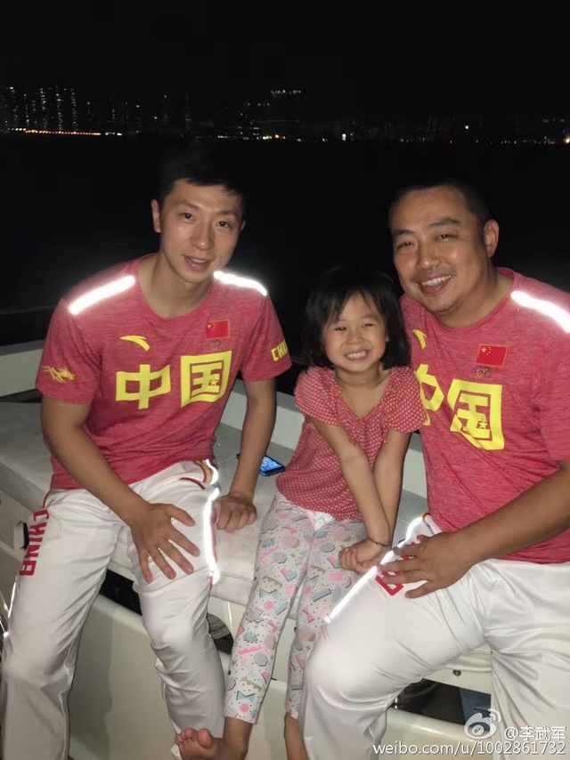 张怡宁母女与国乒聚会 小魔王笑容满面