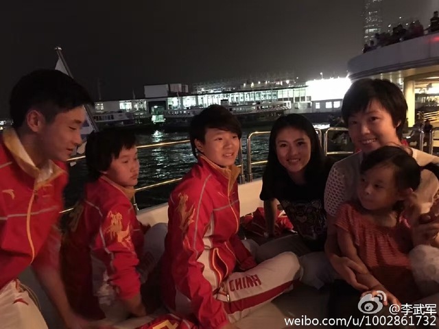 张怡宁母女与国乒聚会 小魔王笑容满面