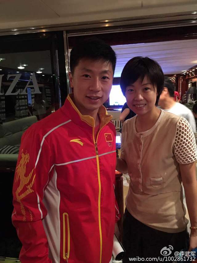 张怡宁母女与国乒聚会 小魔王笑容满面