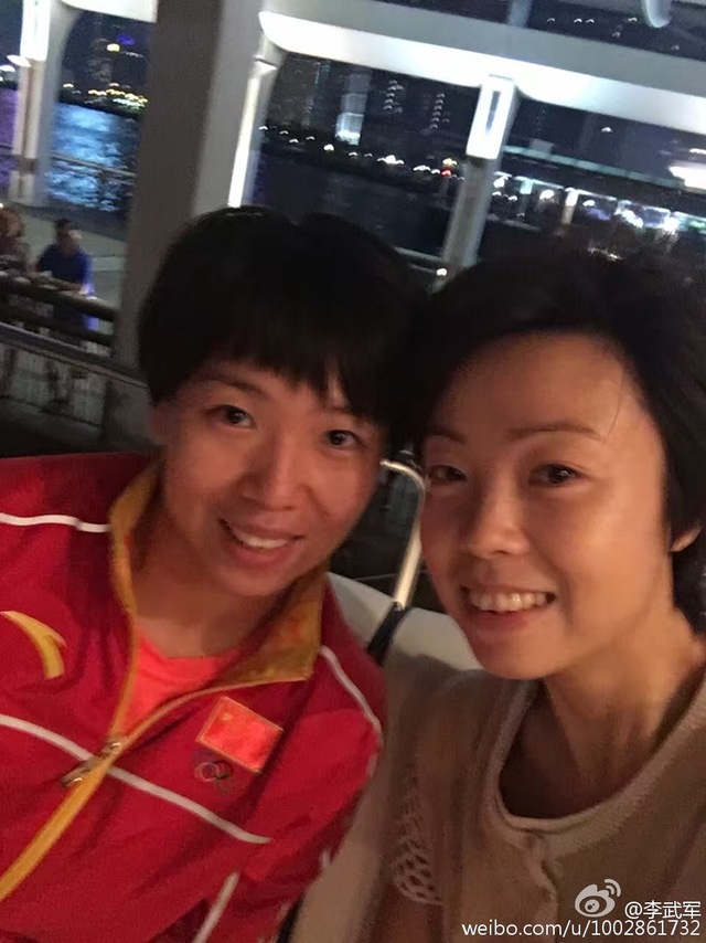 张怡宁母女与国乒聚会 小魔王笑容满面
