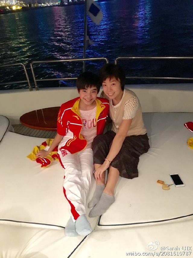 张怡宁母女与国乒聚会 小魔王笑容满面