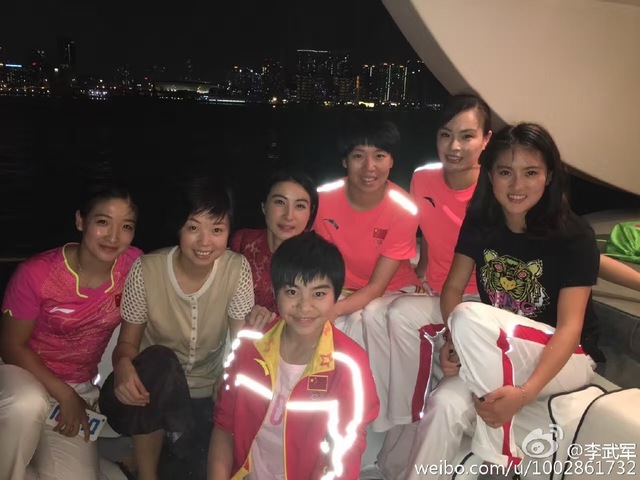 张怡宁母女与国乒聚会 小魔王笑容满面