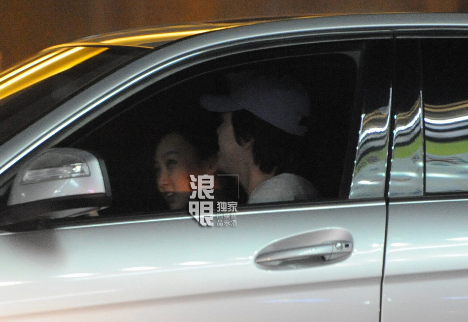 李云迪携女友觅食秀甜蜜 田霏养眼皮肤雪白(组图)