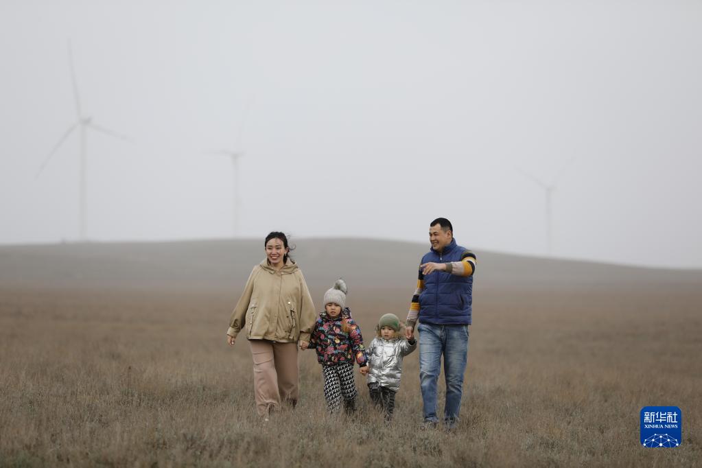 “一带一路”故事绘丨中国风电项目点亮哈萨克斯坦小镇生活