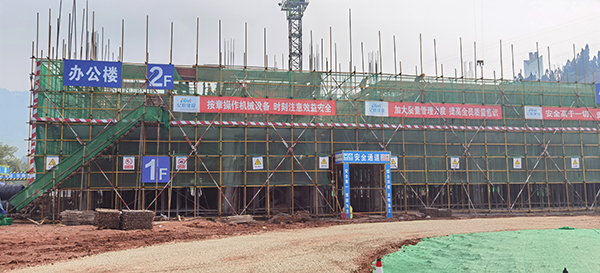 （张）中省主流媒体聚焦宜宾动力电池产业发展_fororder_建设中的四川宏杉新能源科技有限公司-摄影-高学兵