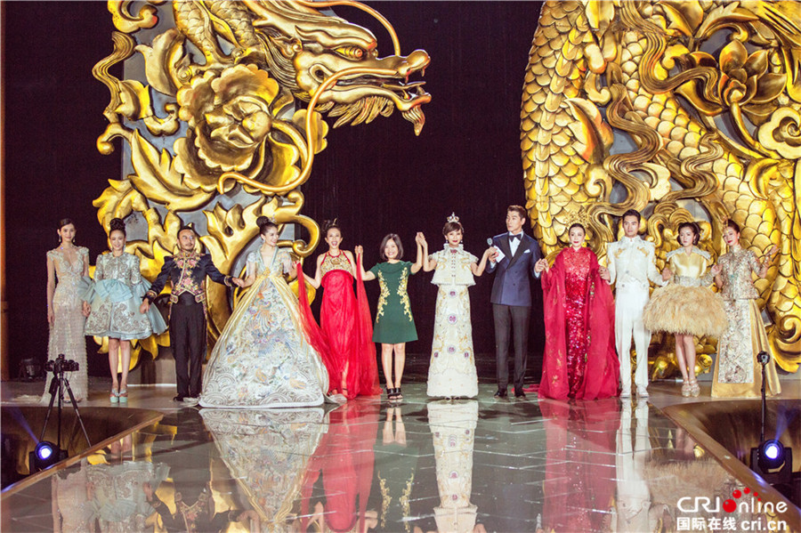 《我們來了》華麗背後步步驚心  恨天高令謝娜徐嬌摔倒