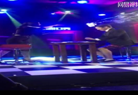 王蓉砸伤主持人 宇东头破血流王蓉一点都不愧疚