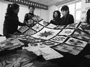 【关东黑土（长春）】【文化非遗（标题）】  长春退休老人进社区免费传拼布技艺