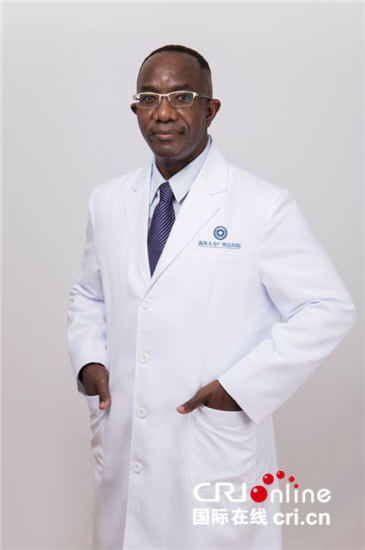 奋斗在粤港澳大湾区的加蓬医生恩藏戈：在中国实现人生理想_fororder___172.100.100.3_temp_9500031_1_9500031_1_1_3a04a6db-eb73-460a-b396-f97cbff4a6e5