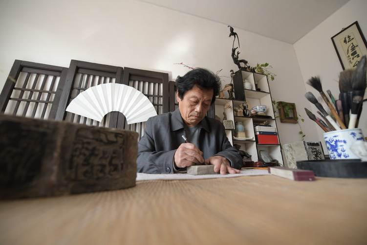 河北吴桥：妙手篆刻杂技魂_fororder_图片1