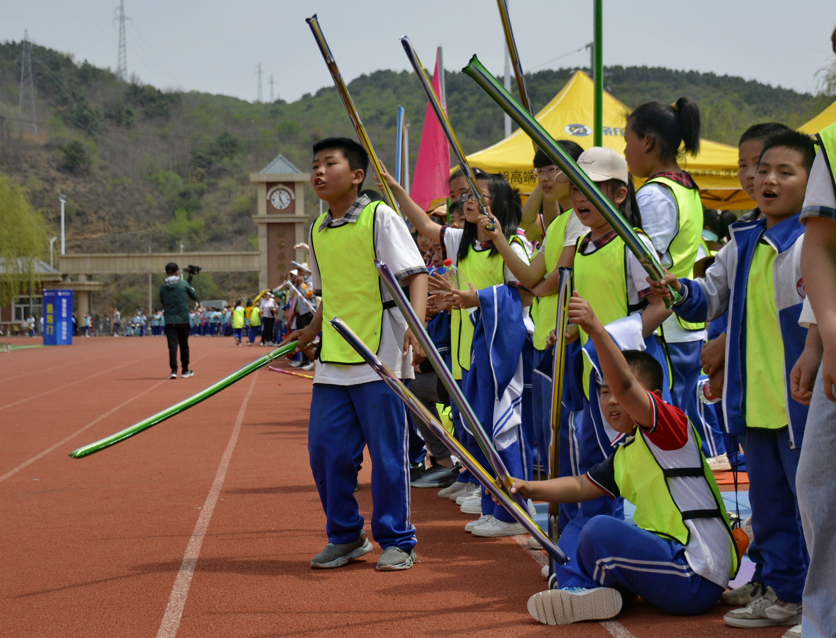 图片默认标题_fororder_在滦平县第五小学全员运动会上，同学们为场上选手加油呐喊。.JPG